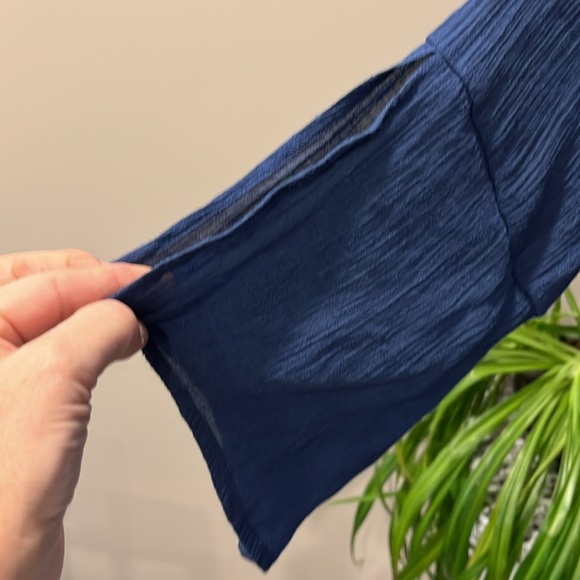 Women’s size medium linen like top - Picture 3 of 4